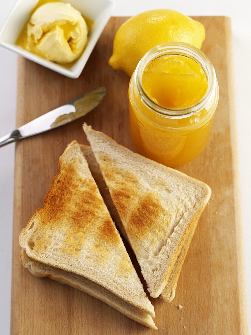 Toast mit Butter und Lemon Curd