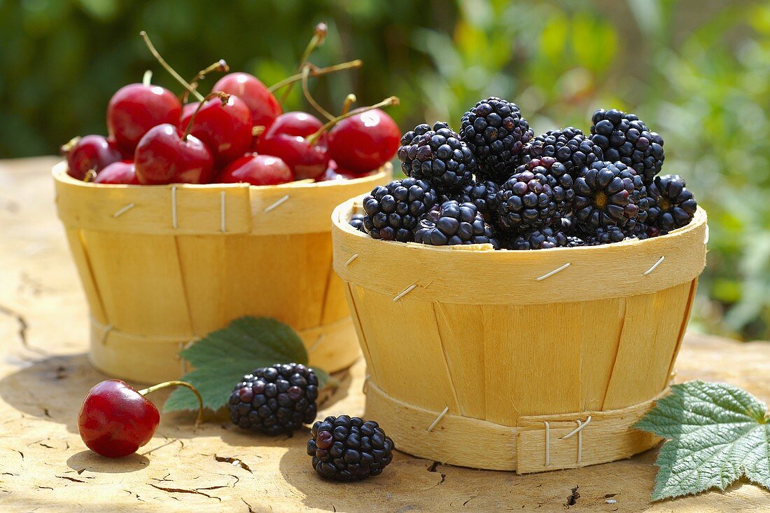 Kirschen und Brombeeren in Holzschachteln