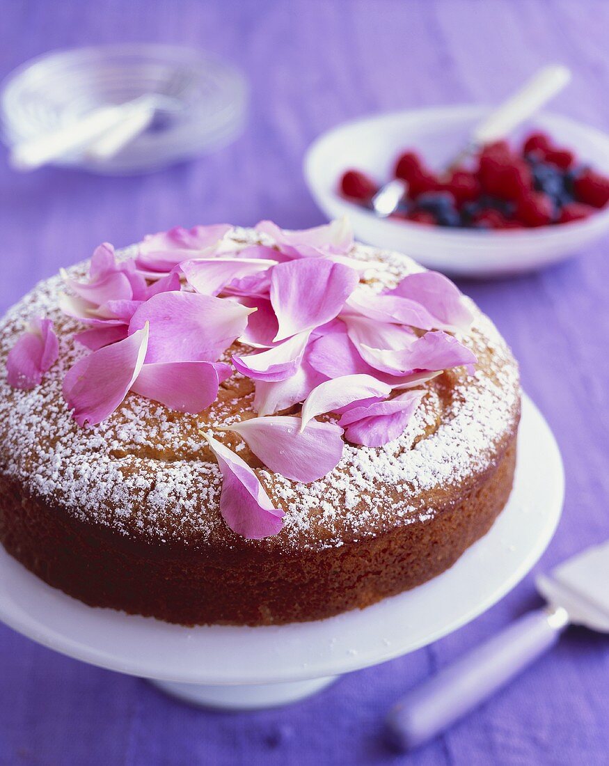 Joghurt-Mandelkuchen mit Rosensirup und -blättern