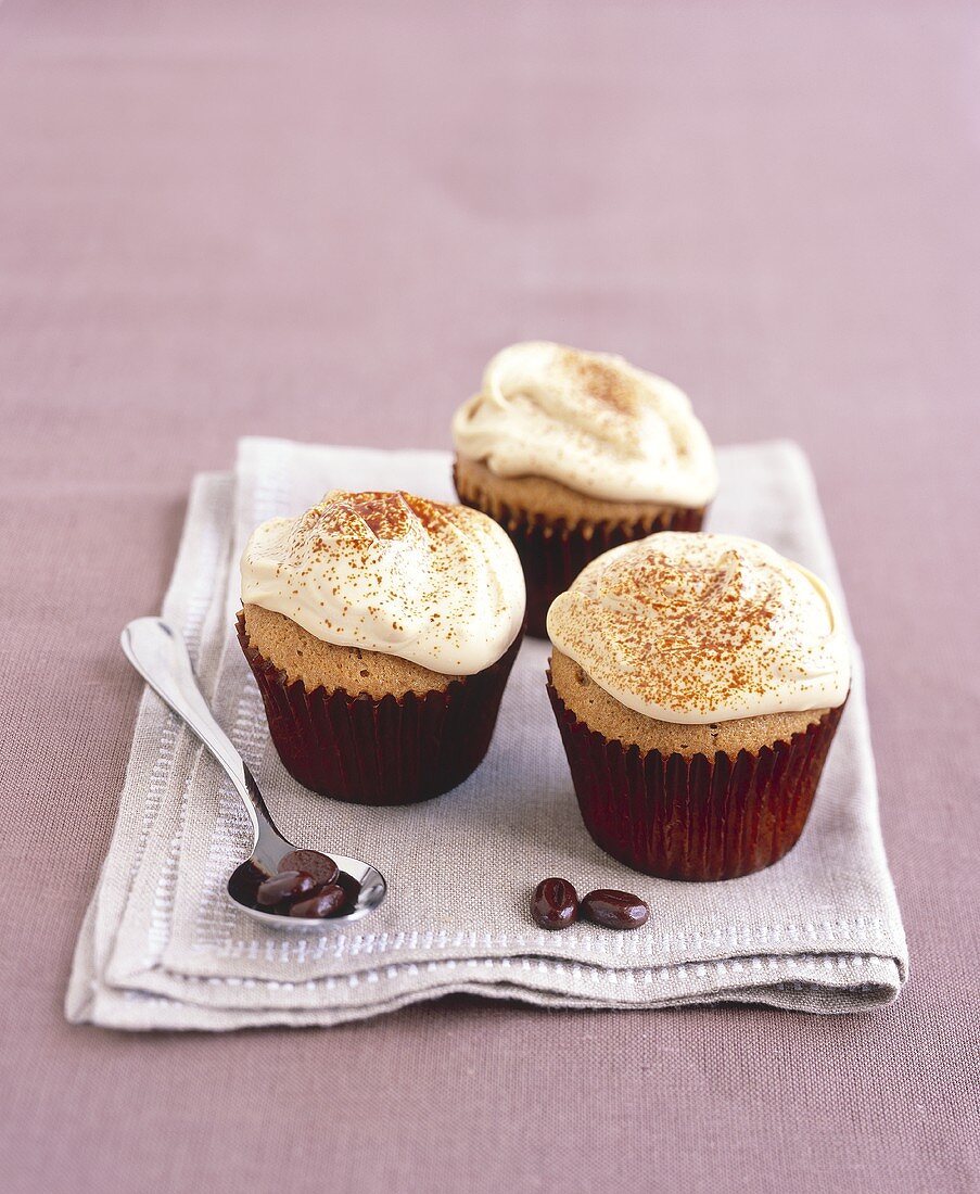 Drei Espressso-Cupcakes mit Mascarponecreme