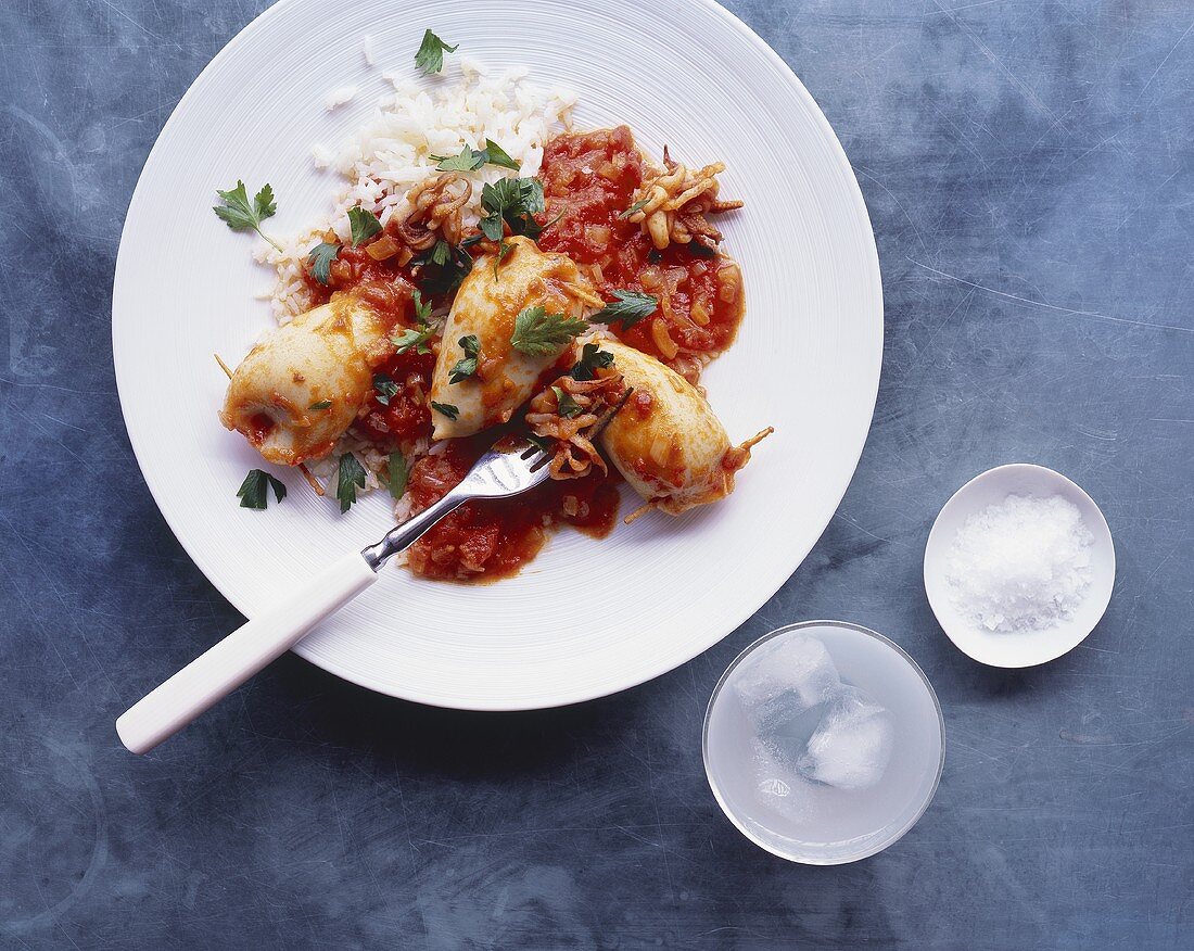 Gefüllte Tintenfische mit Pinienkernen, Rosinen und Tomaten