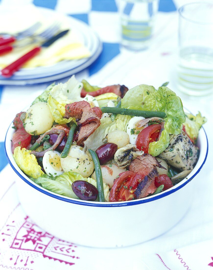Nizza-Salat mit Filetsteak-Scheiben