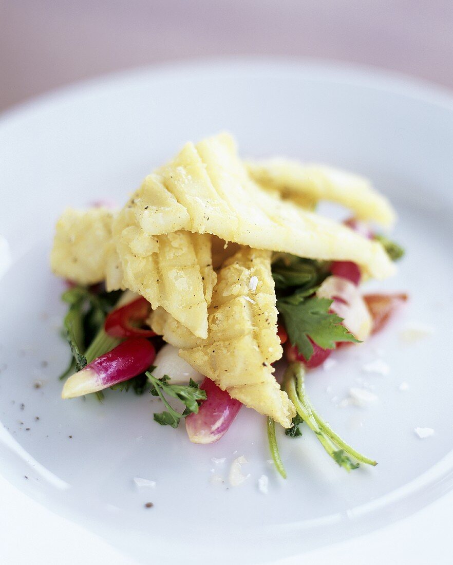 Frittierter Tintenfisch auf Eiszapfen-Frühlingszwiebelsalat