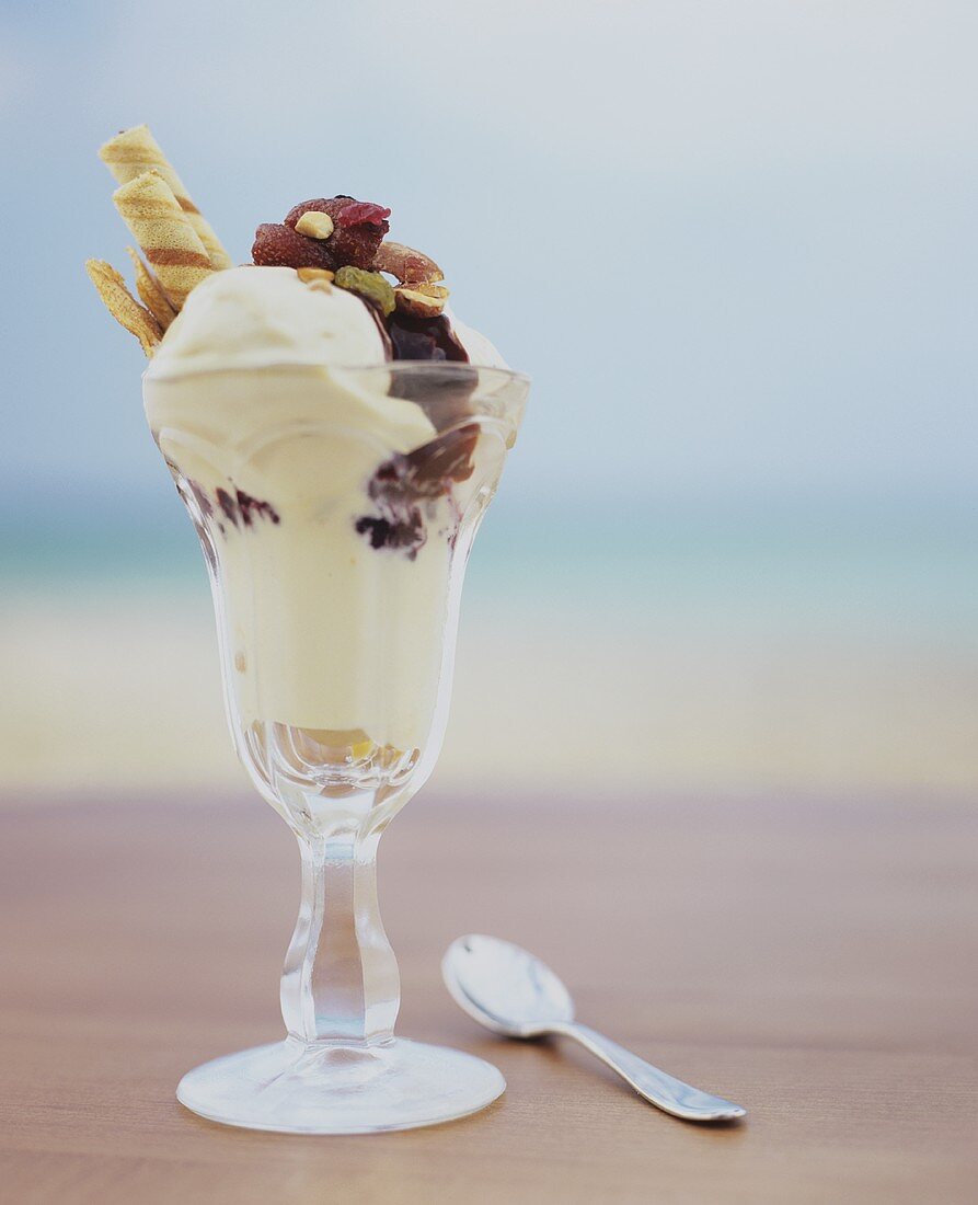 Sahneeis mit Trockenfrüchten und Eiswaffeln im Eisbecher