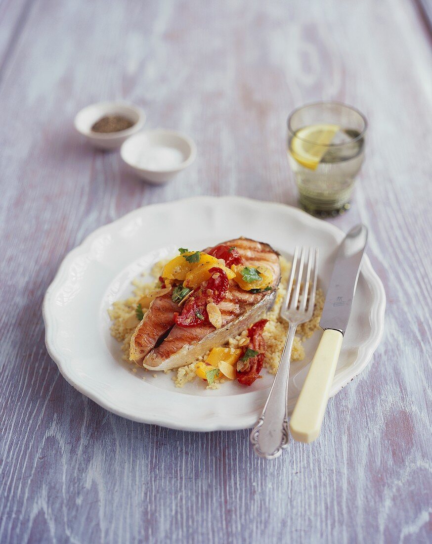 Gegrillter Lachs mit Paprikagemüse auf Zitronen-Couscous