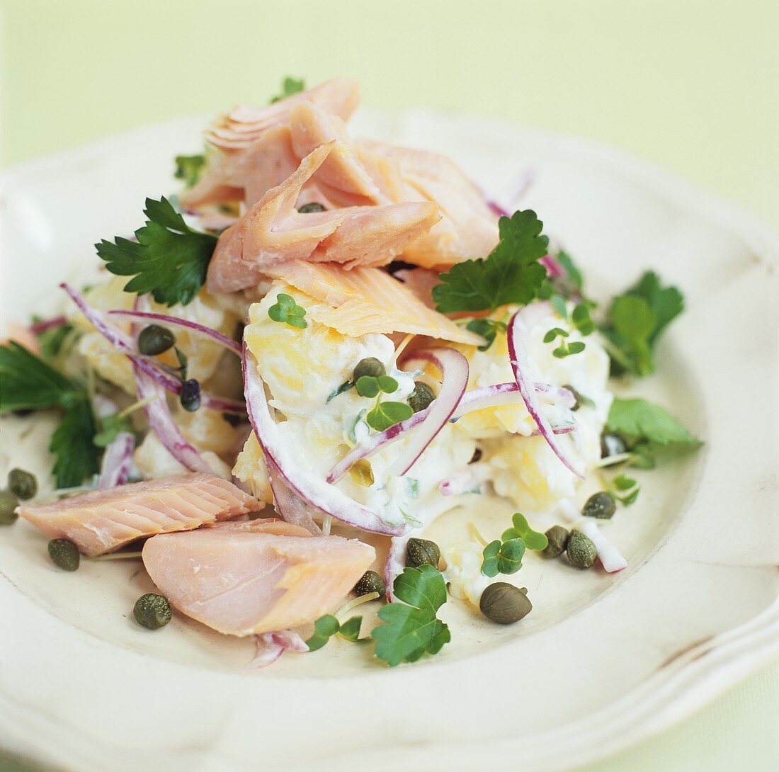 Kartoffelsalat mit Räucherforelle