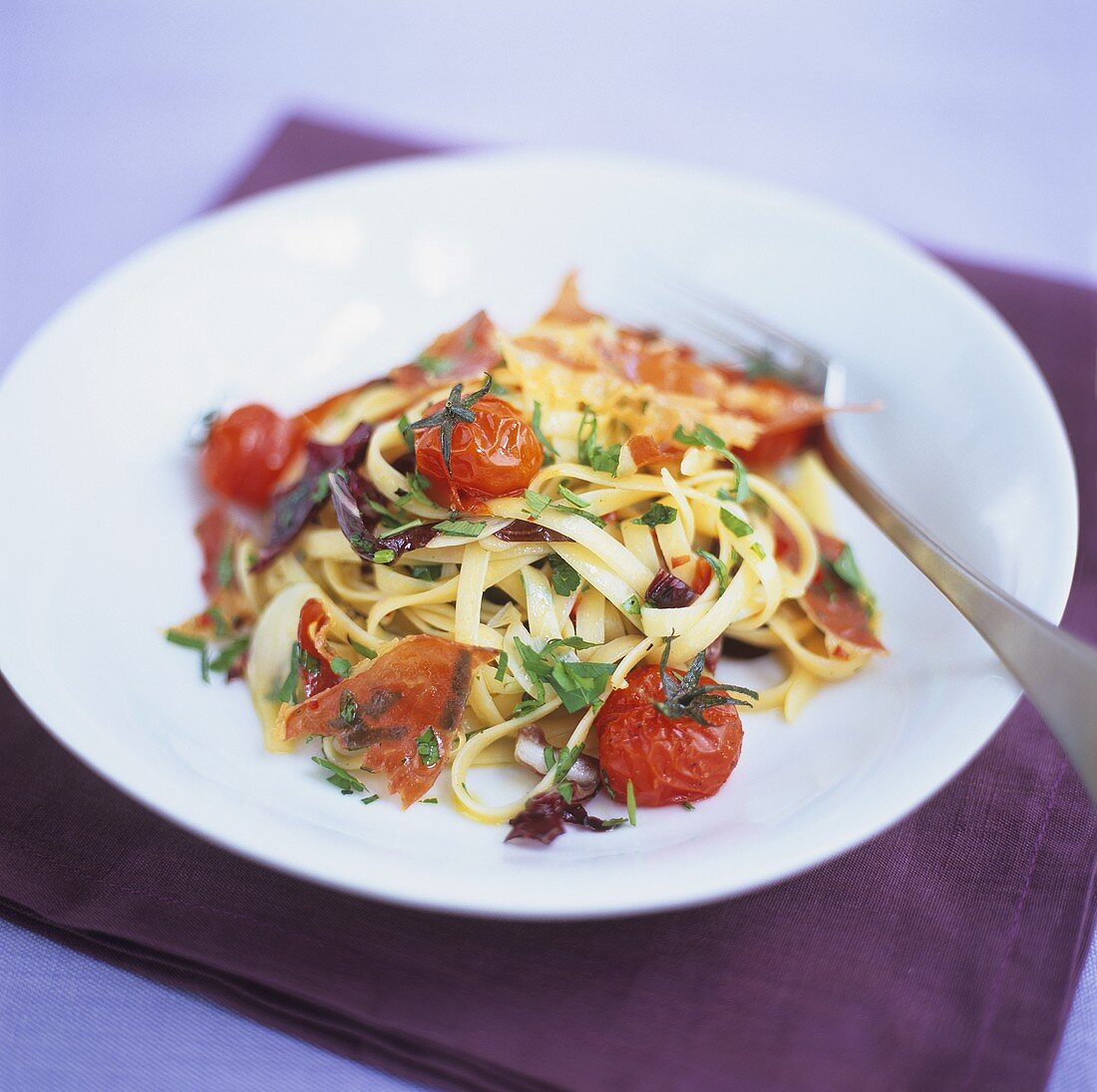 Linguine mit Radicchio, Cocktailtomaten und Schinken