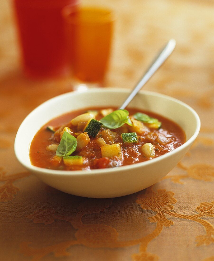 Tomatensuppe mit Zucchini und Bohnen