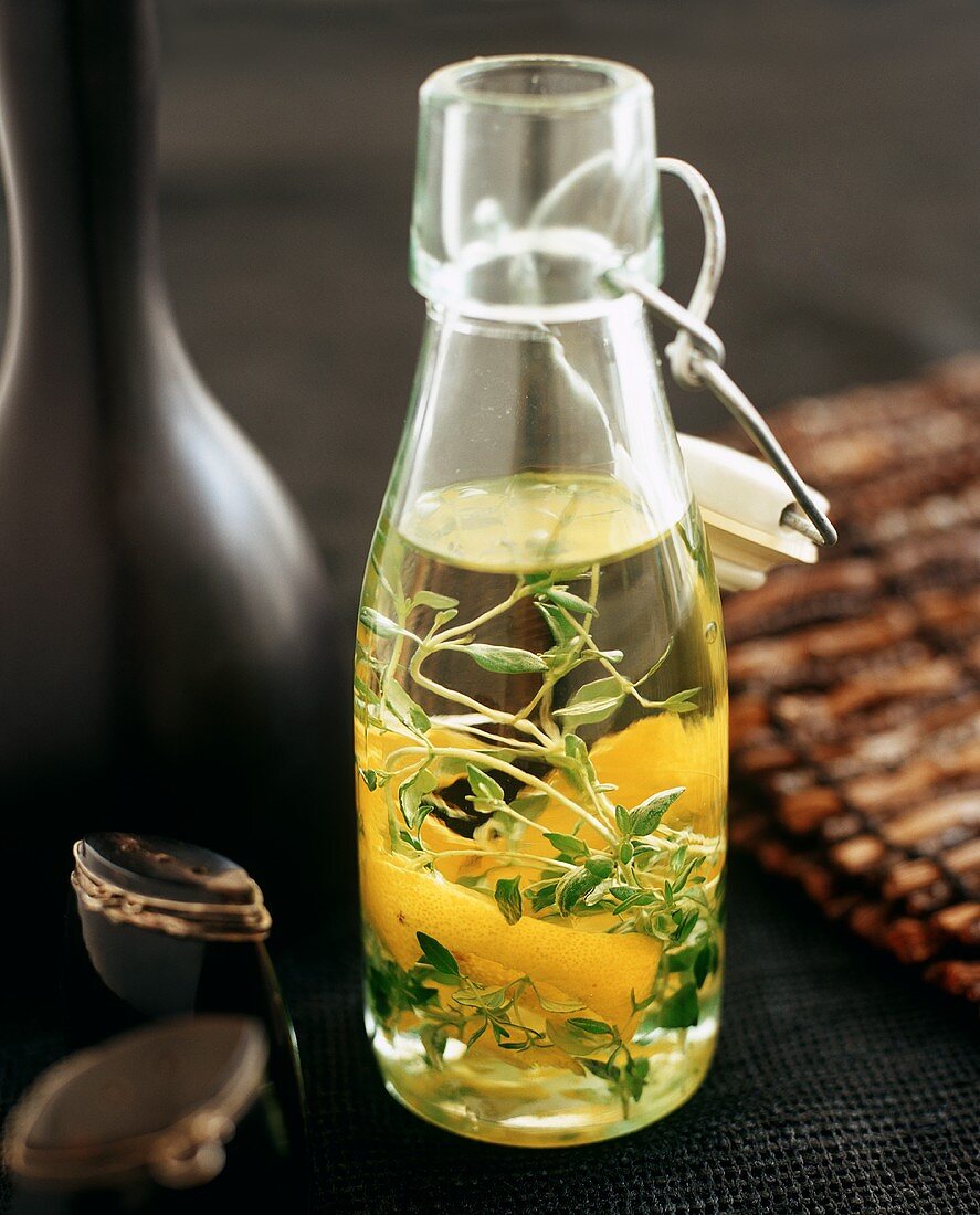 Mit Kräutern und Zitrone aromatisiertes Olivenöl