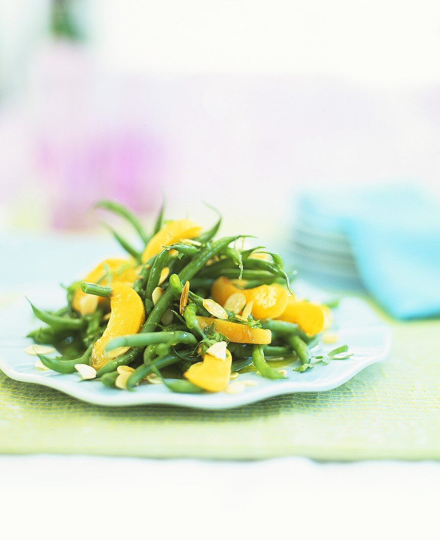 Bohnensalat mit Pfirsich und Mandeln