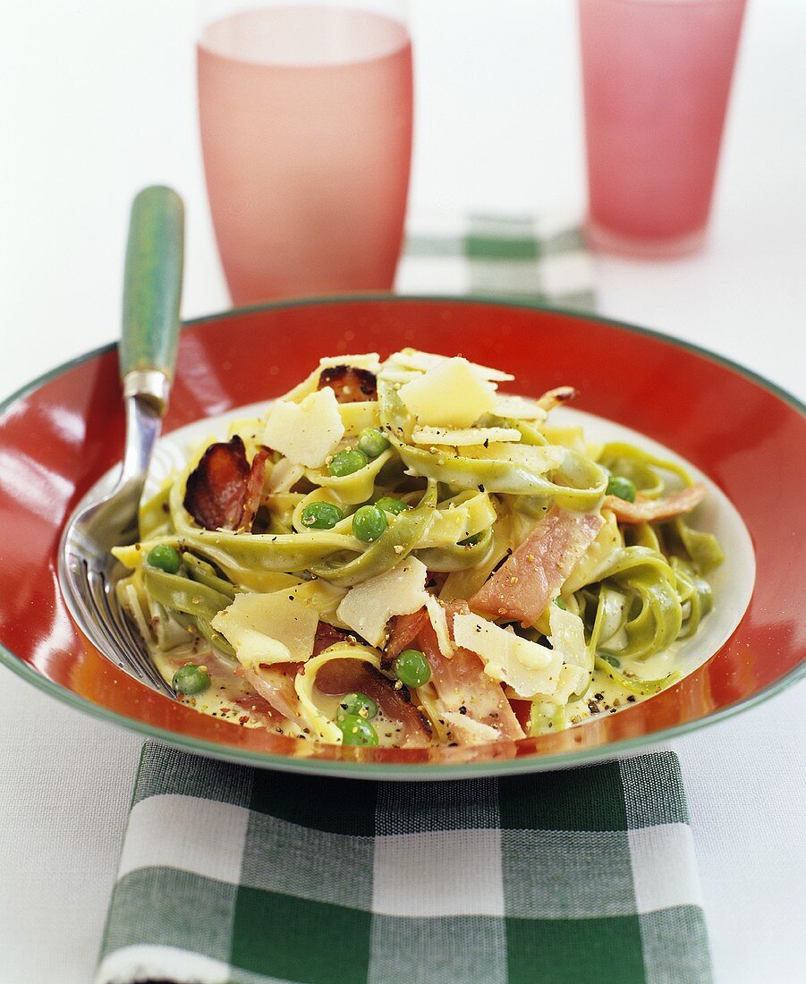 Tagliatelle with ham, cheese and a creamy pea sauce