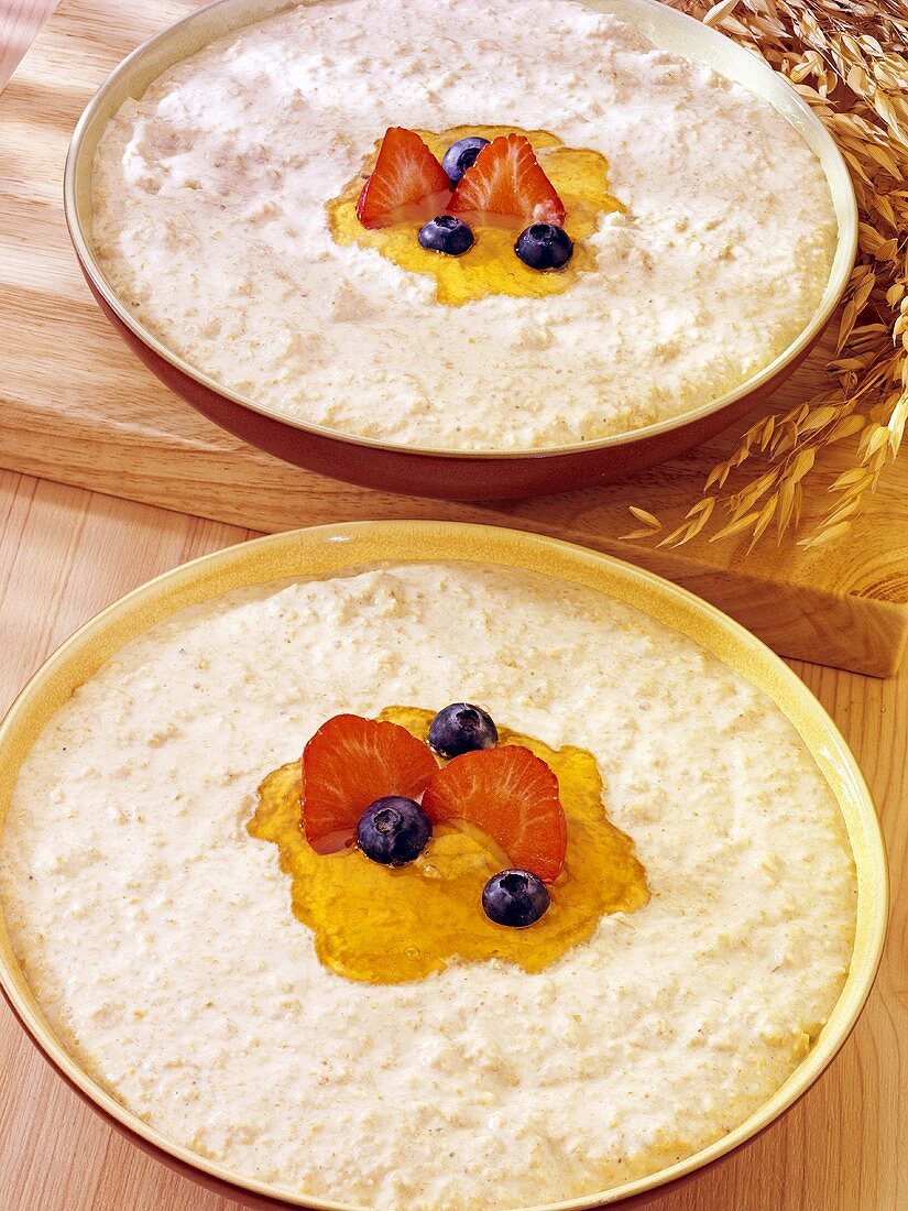 Porridge mit Honig, Erdbeeren und Heidelbeeren