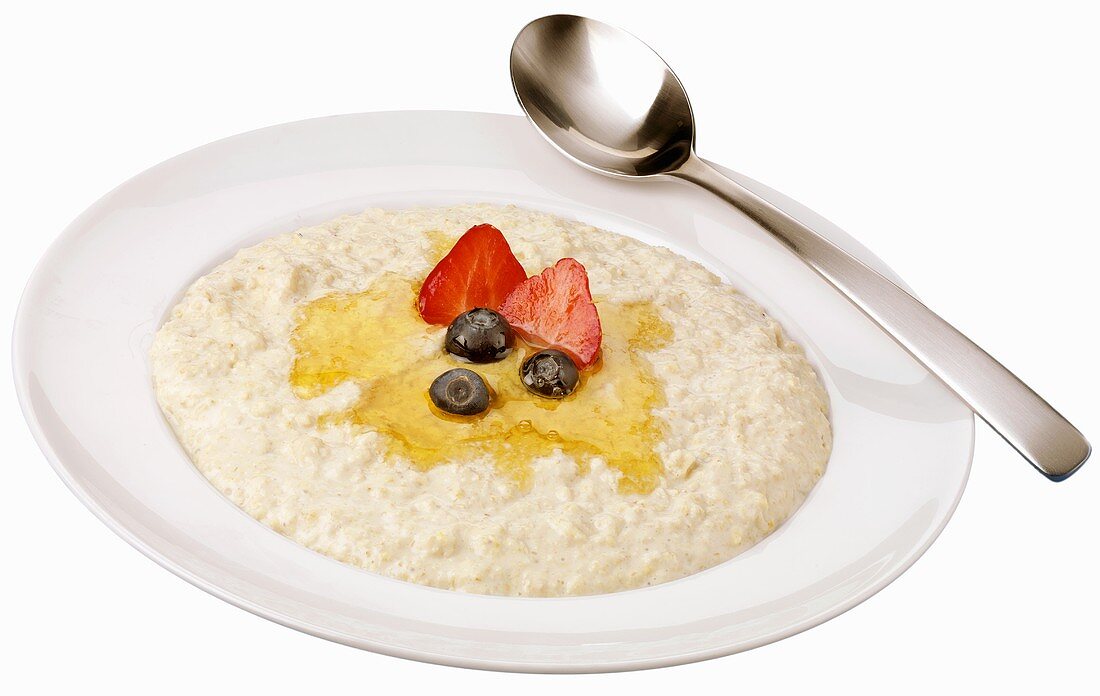 Porridge mit Honig, Erdbeeren und Heidelbeeren