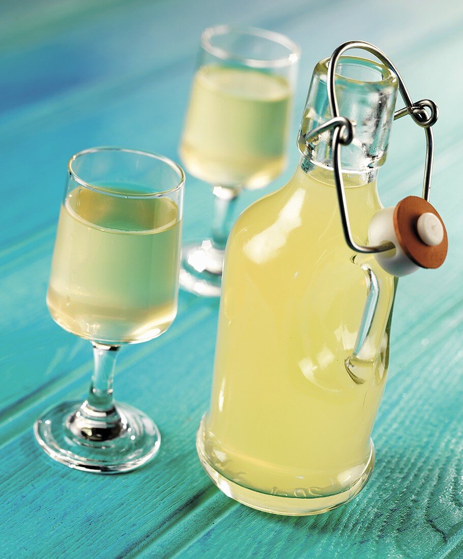 Limoncello (Zitronenlikör, Italien) in Flasche und Glas