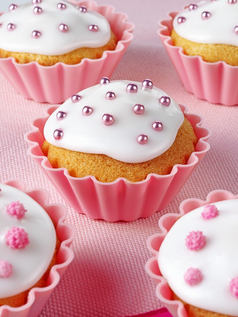 Cupcakes with white icing and pink dragées