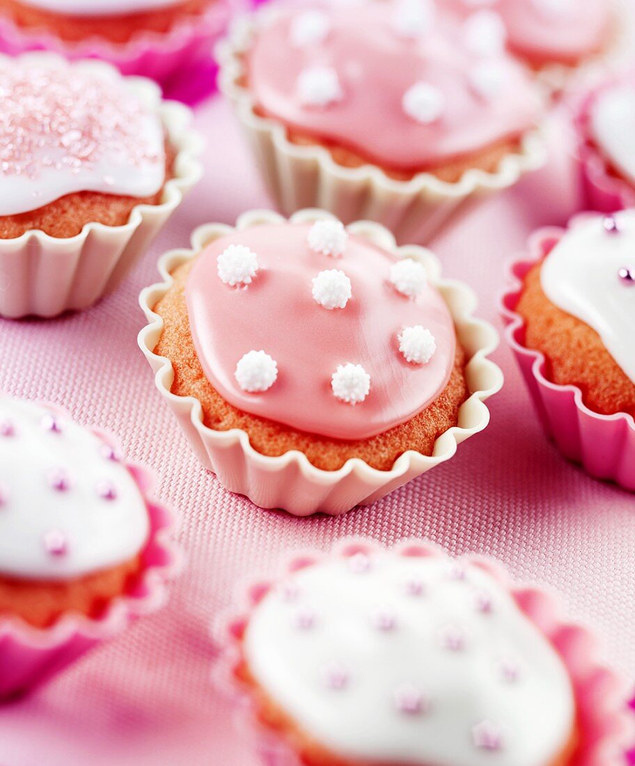 Cupcakes mit Zuckerglasur und Verzierungen