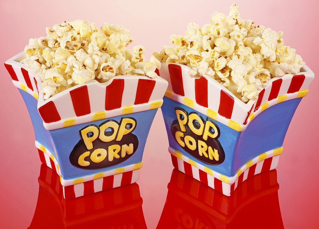 Popcorn in zwei Keramikbehältern