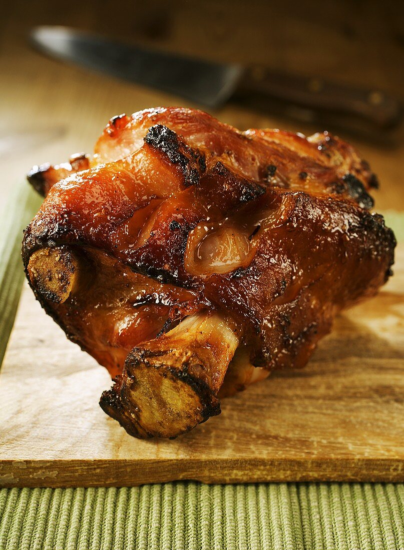 Knusprige gebratene Schweinshaxe