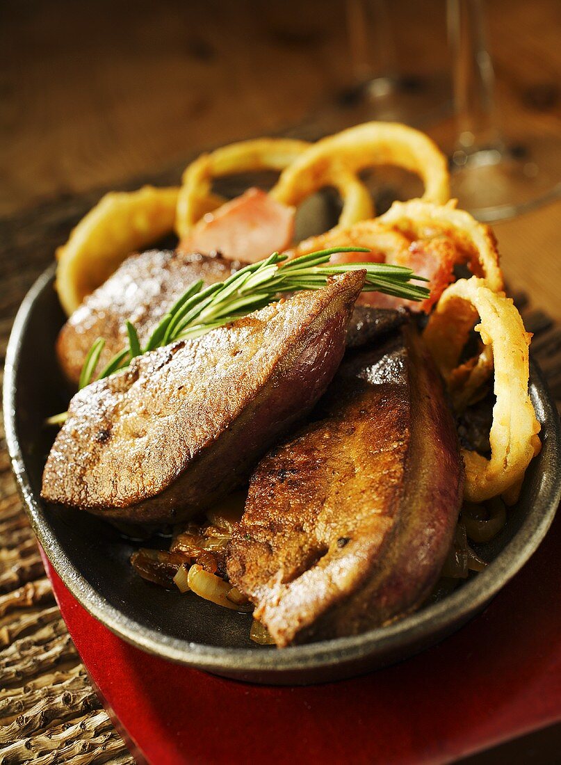 Fried pig's liver with onion rings and bacon