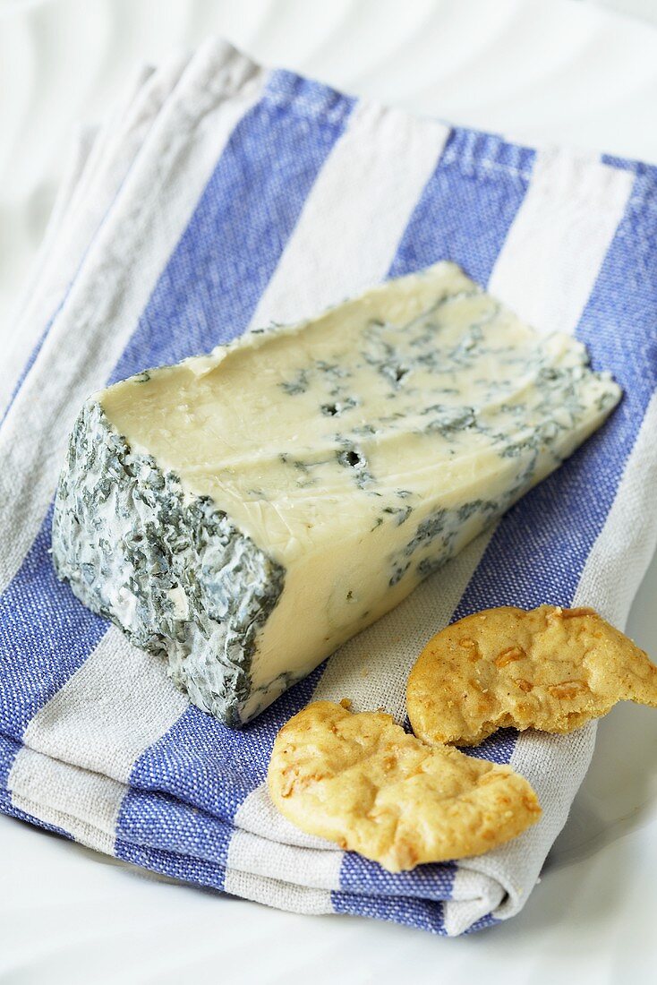 Yorkshire Blauschimmelkäse mit Cracker auf Geschirrtuch