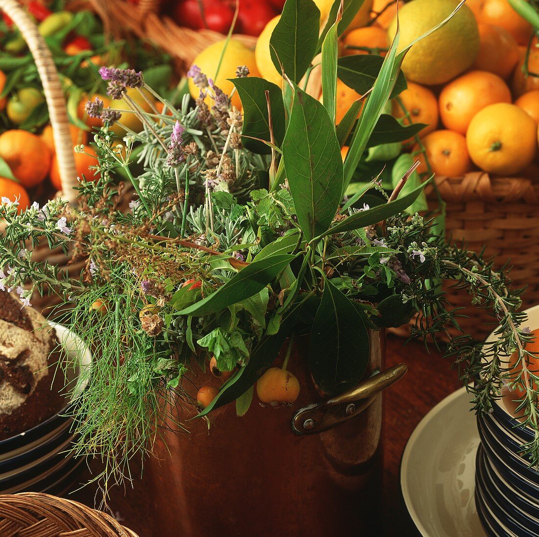 Stillleben mit frischen Kräutern und Obst