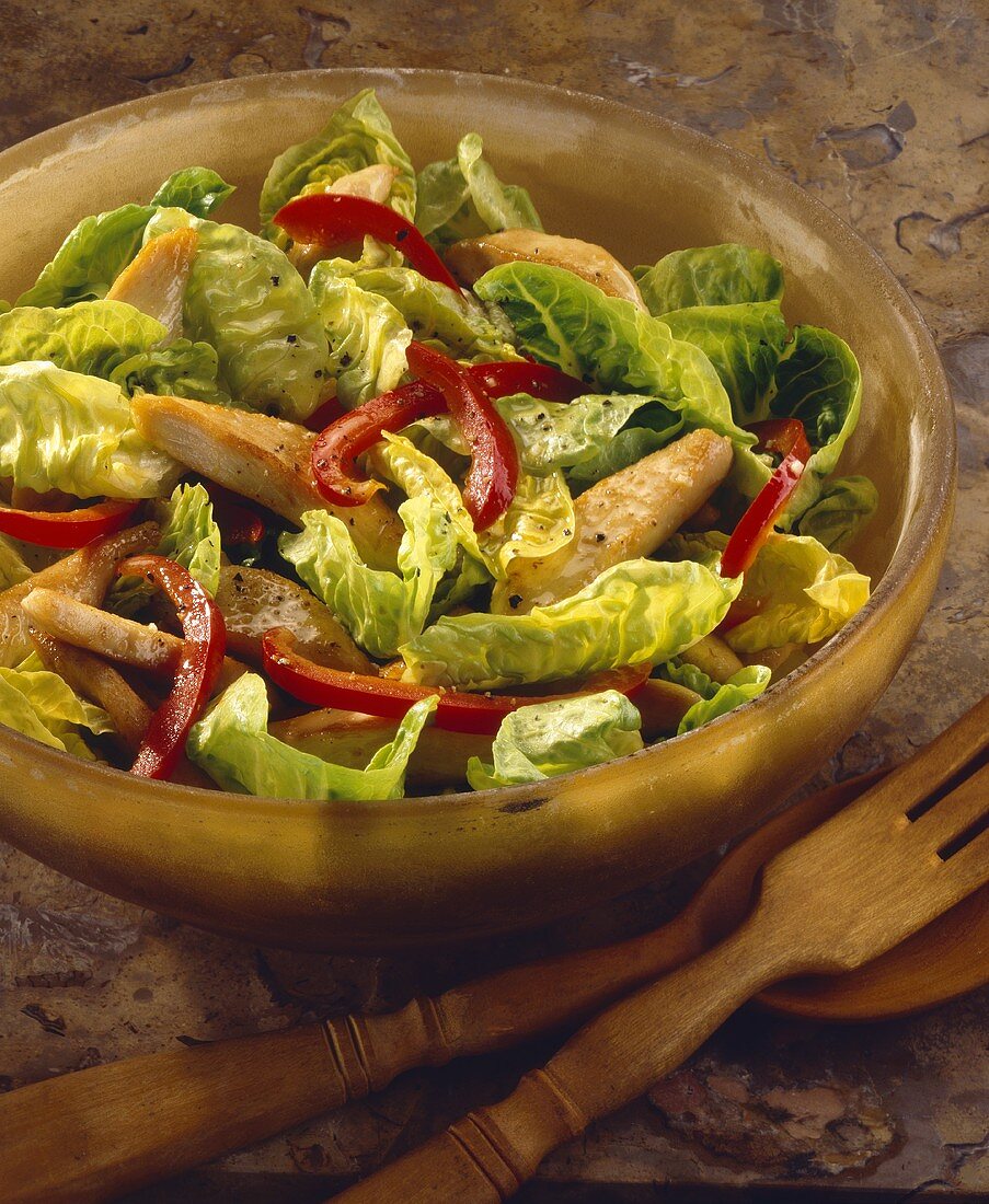 Lukewarm chicken salad with pepper