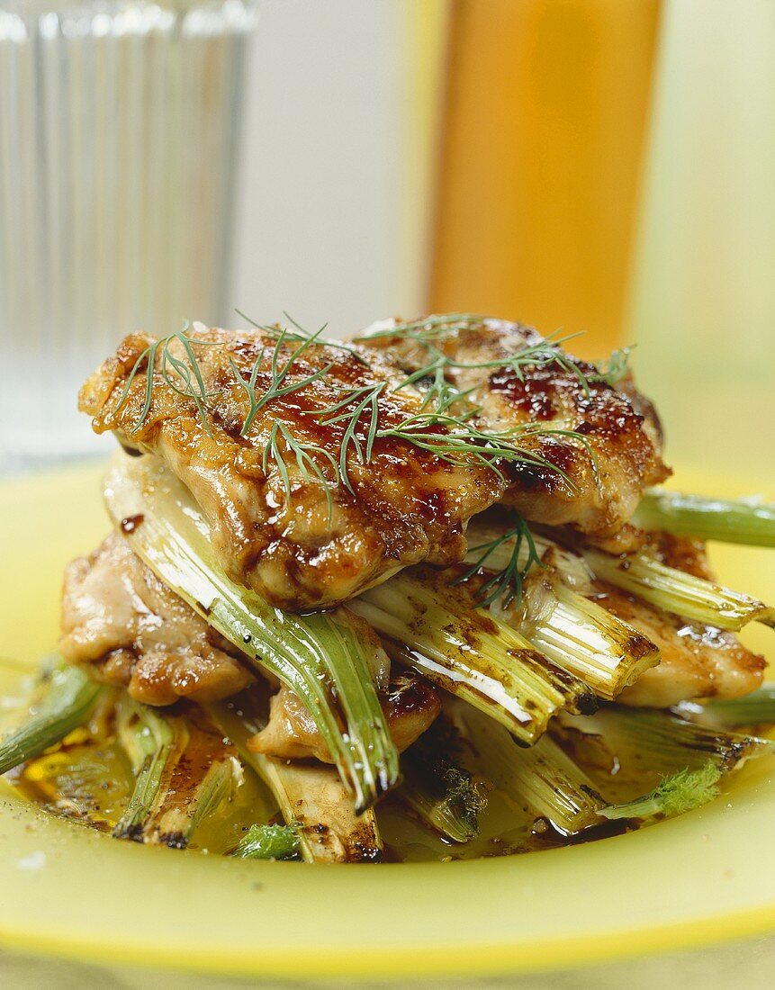 Gegrilltes Hähnchen mit Fenchel und Dilldressing