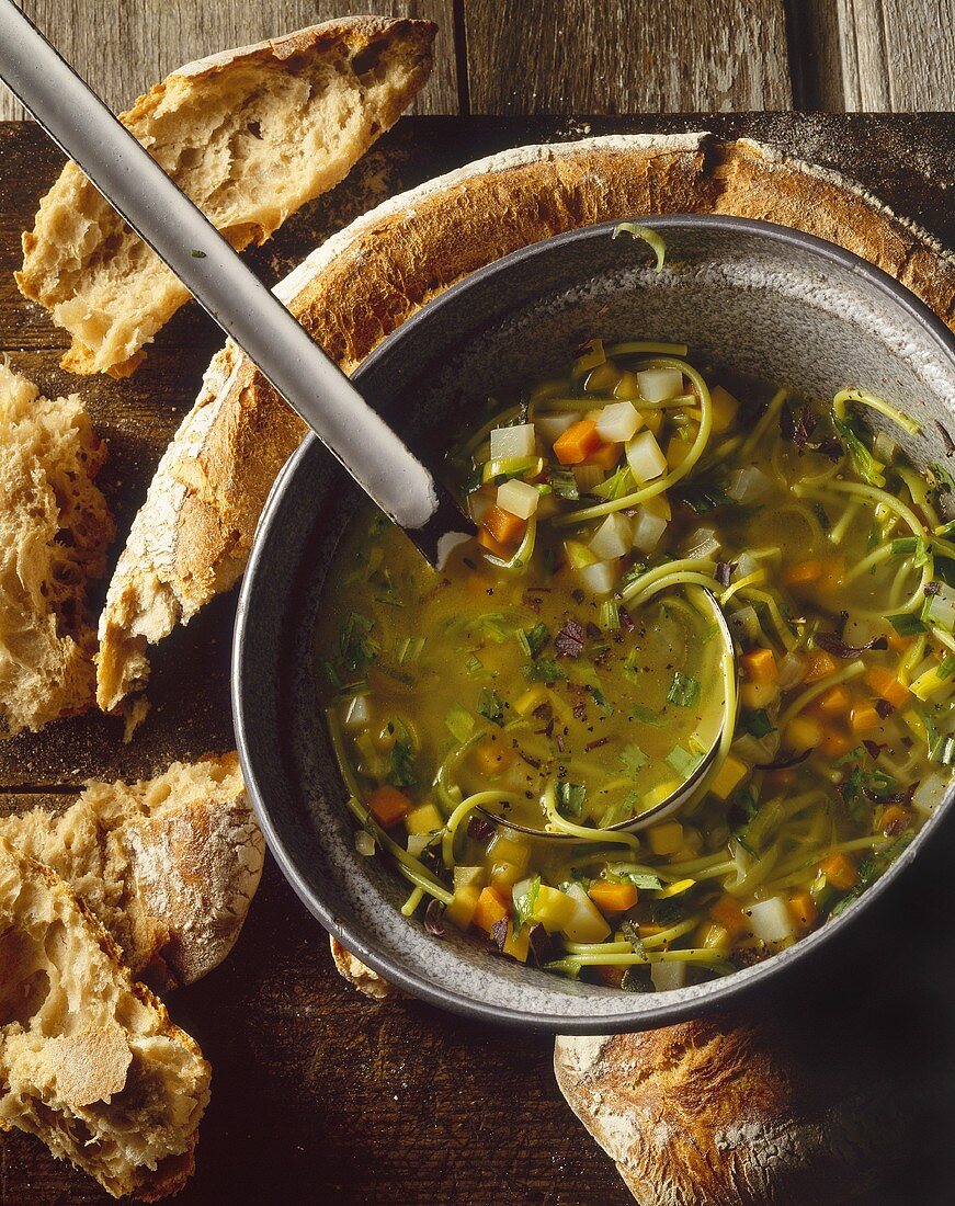 Rustikale Gemüsesuppe mit Nudeln