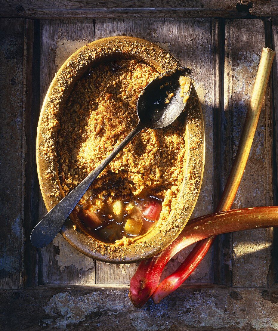 Rhabarber-Apfel-Crumble im Ingwer