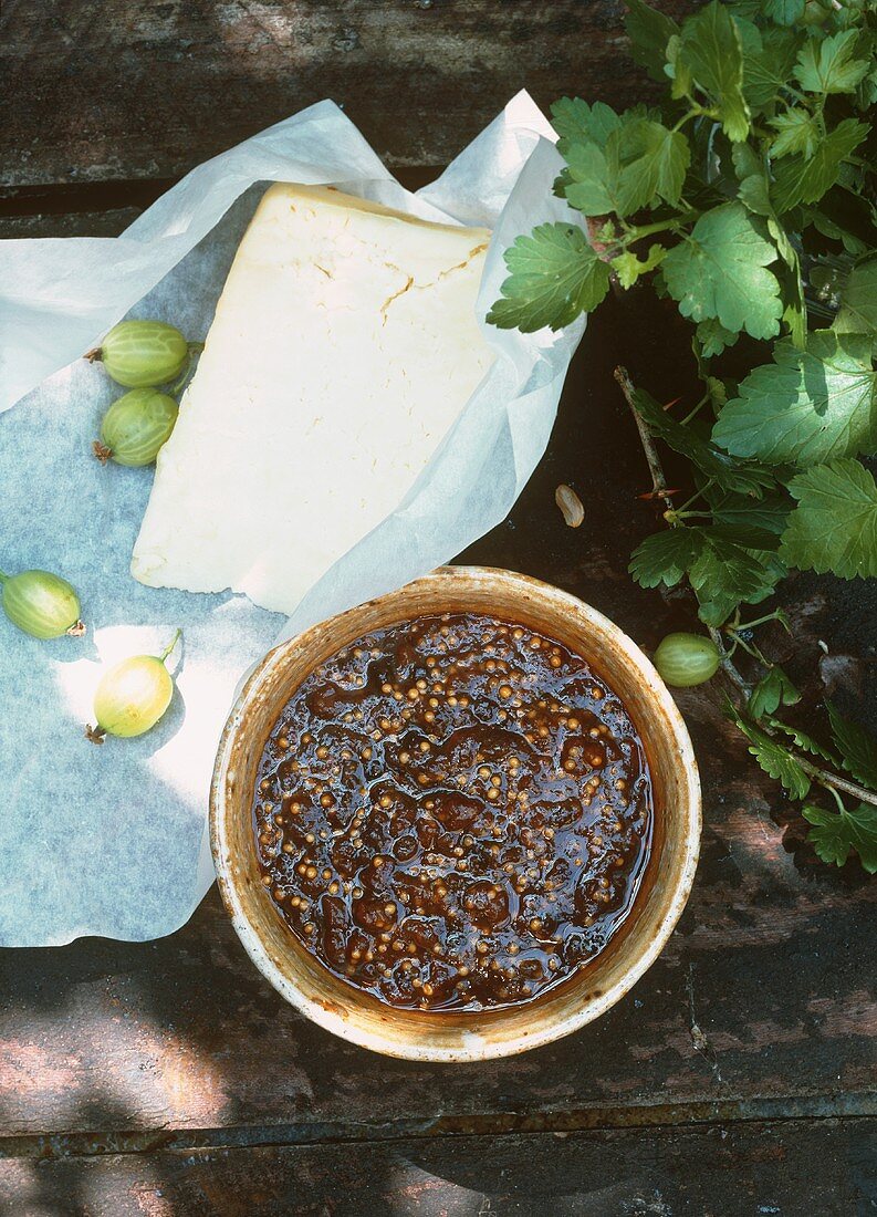 Stachelbeer-Chutney und ein Stück Käse
