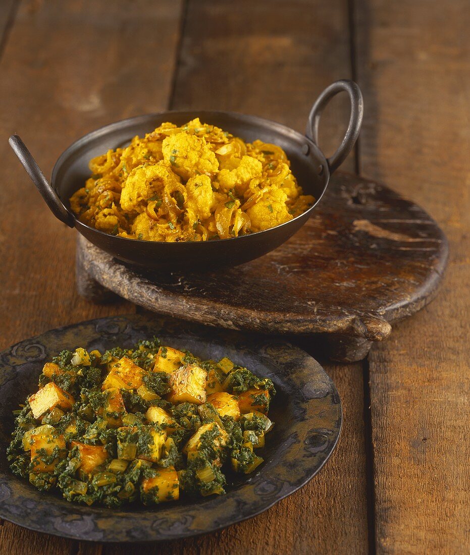 Blumenkohlcurry und Spinat mit Paneer-Käse (Indien)