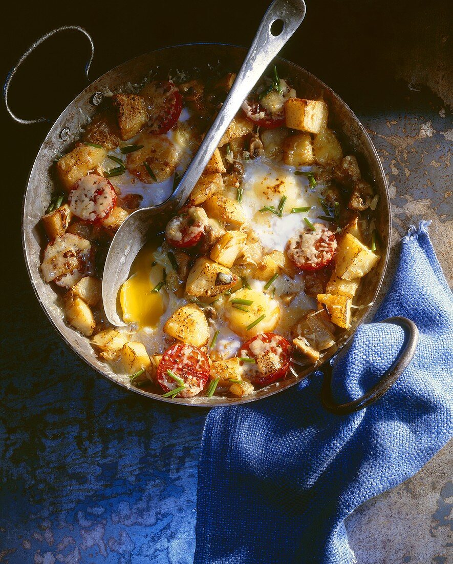 Breakfast gratin (English breakfast with fried potatoes and fried eggs)