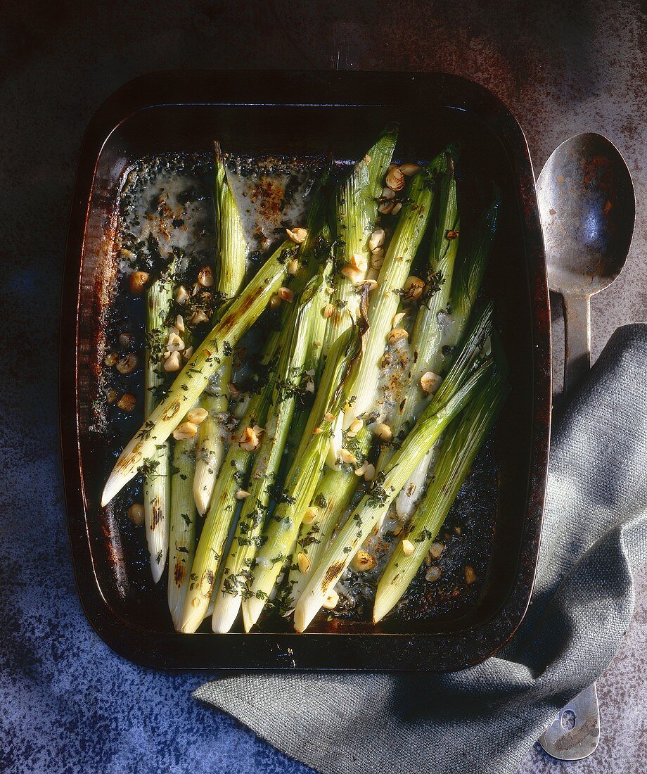 Spring onions with blue cheese and hazelnuts
