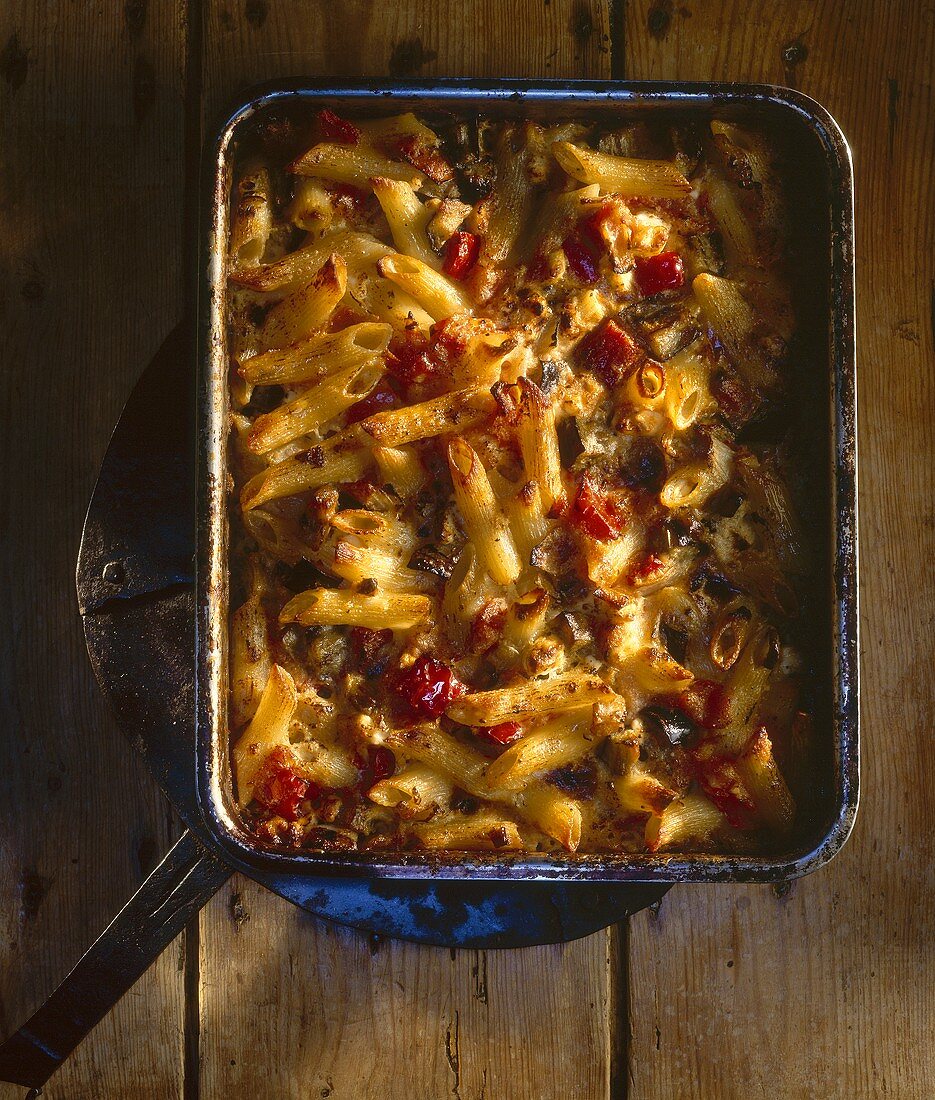 Pasta bake with aubergines and pepper