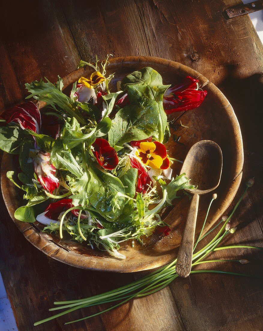 Gemischter Salat mit Essblüten & Ahorn-Schnittlauch-Dressing