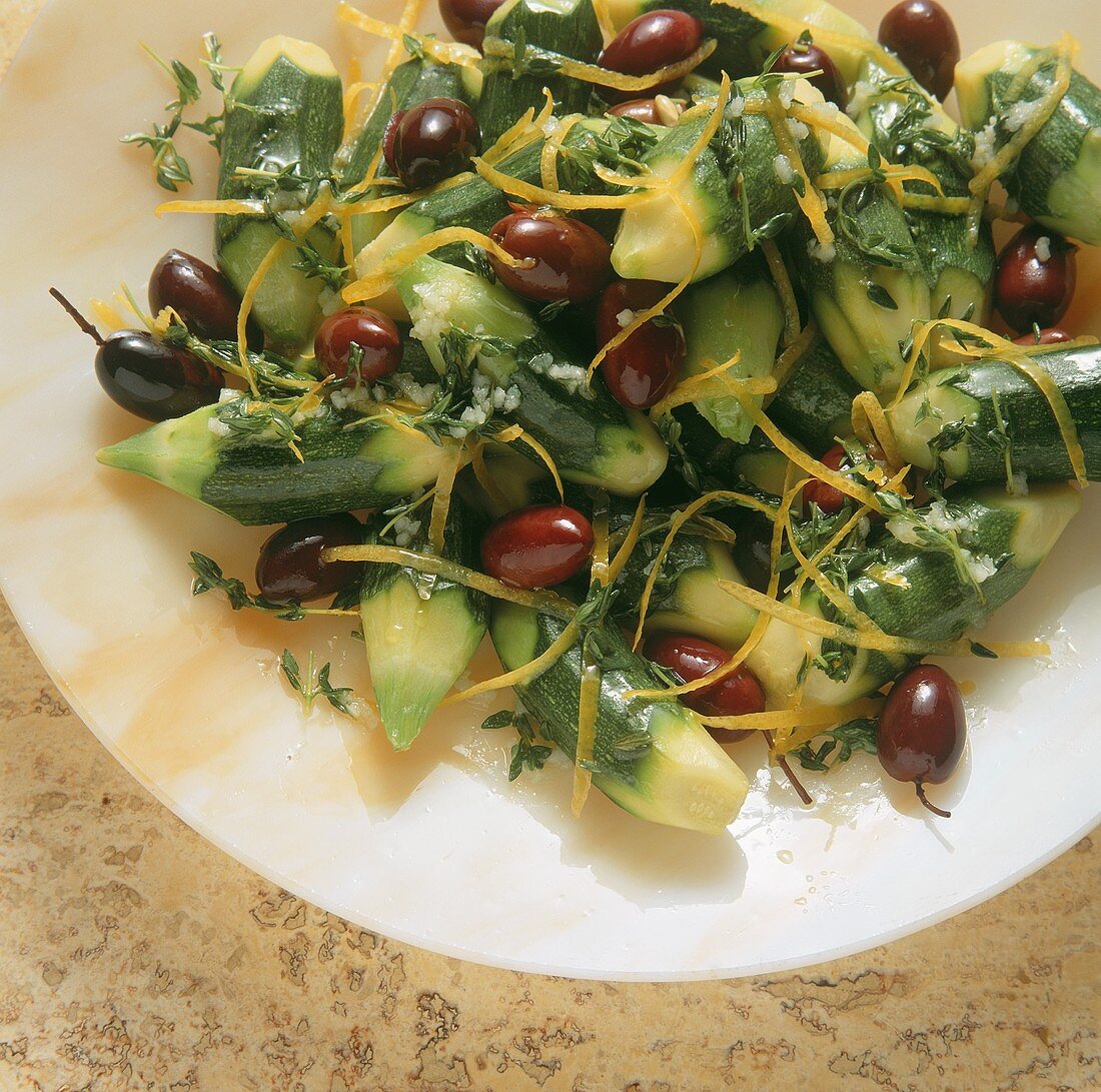 Zucchinisalat mit Olive, Zitronen und Thymian