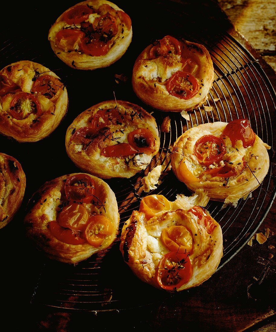Puff pastry tartlets with goat's cheese and tomatoes