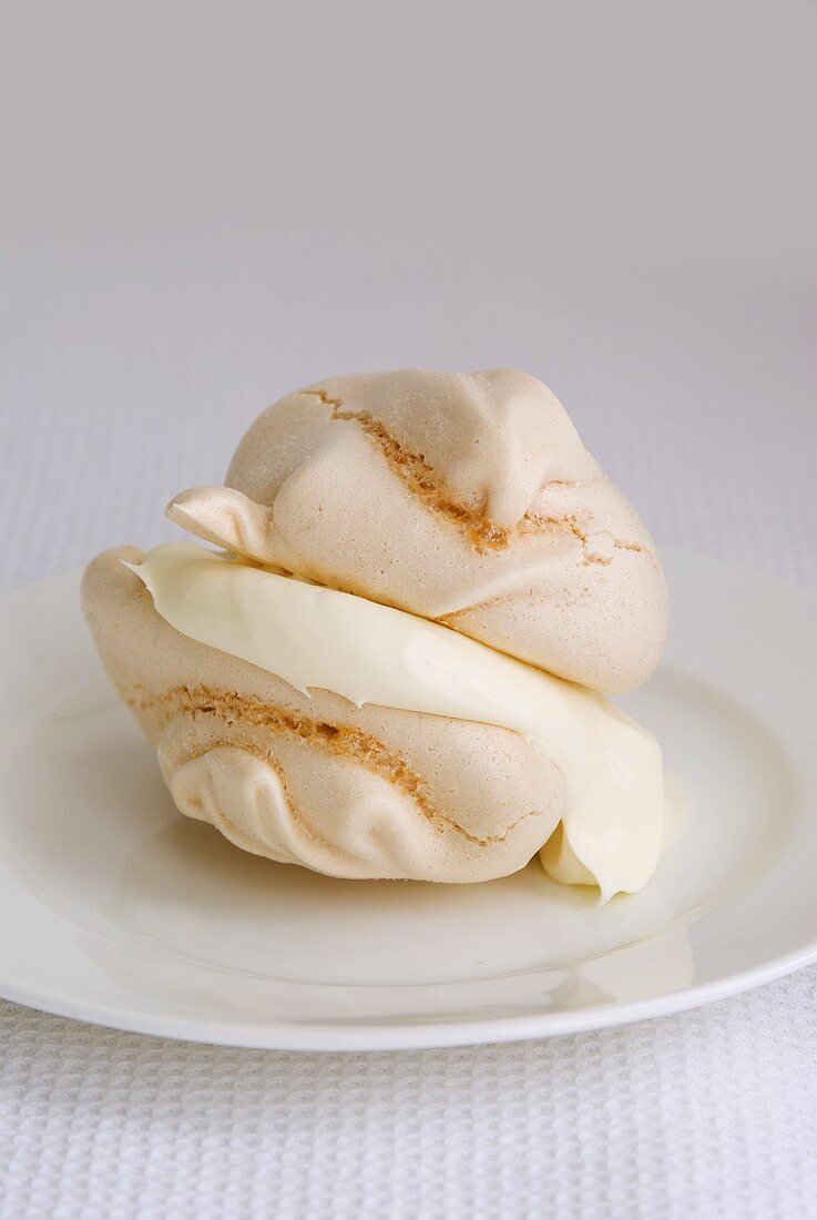 Meringues mit Creme Chantilly gefüllt