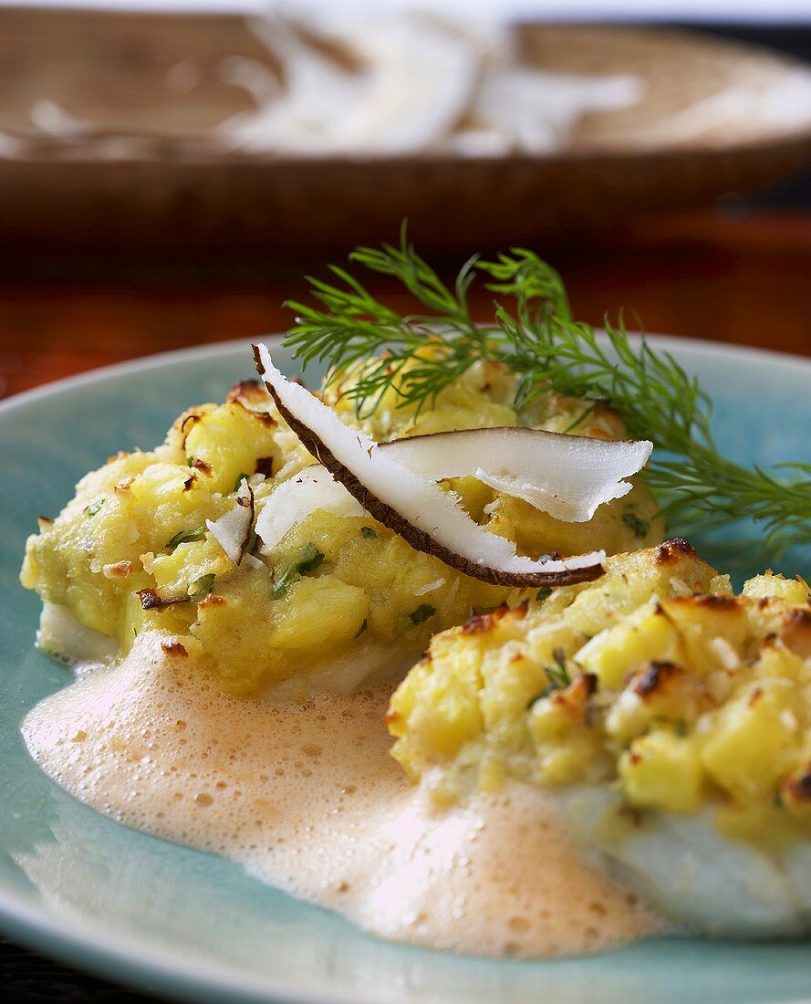 Stockfisch mit Kartoffel-Dill-Kruste auf geschäumter Kokossauce