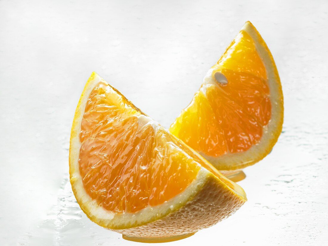 Zwei Orangenschnitze