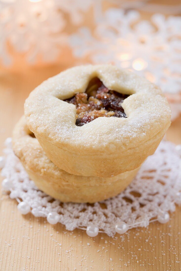 Mince pies sprinkled with sugar (Christmas)