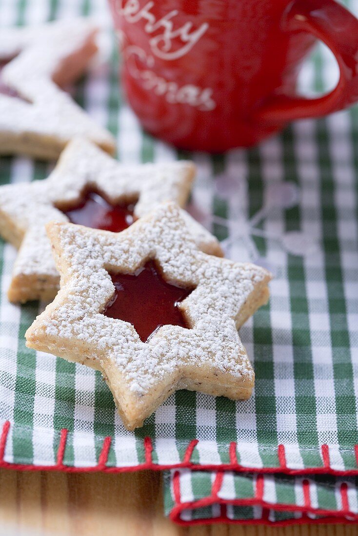 Marmeladenplätzchen auf kariertem Tuch (weihnachtlich)