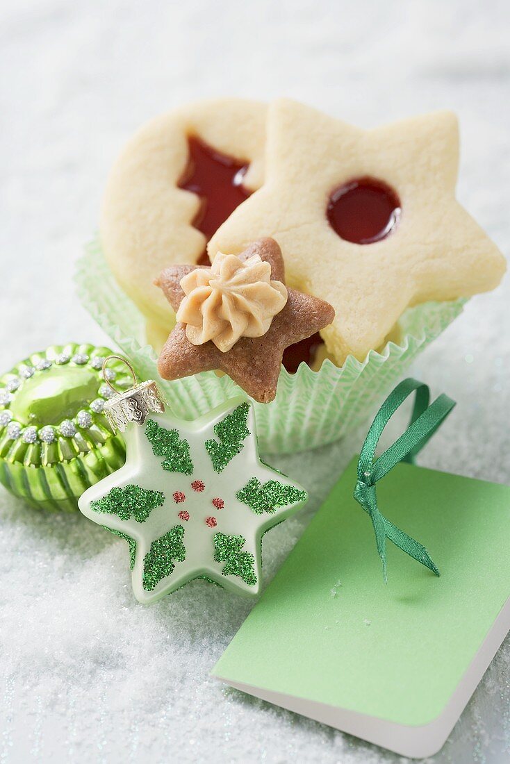 Verschiedene Weihnachtsplätzchen im Papierförmchen