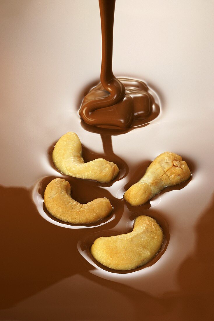 Cashew nuts with melted chocolate