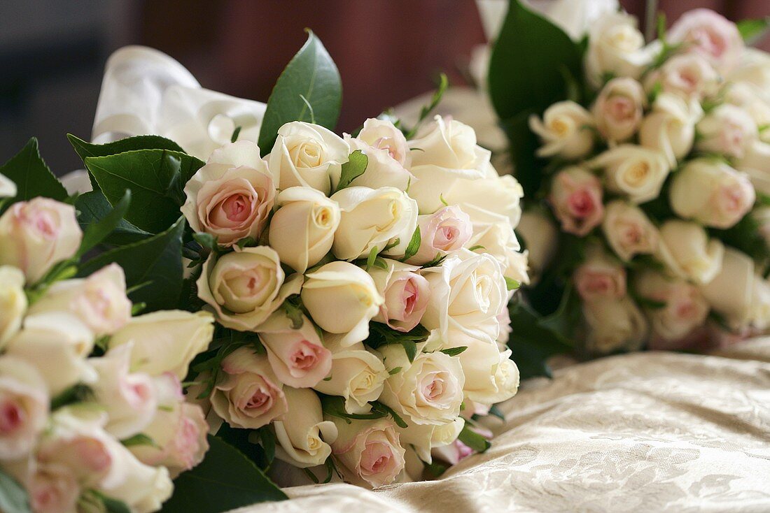 Bouquets of roses for the bridesmaids
