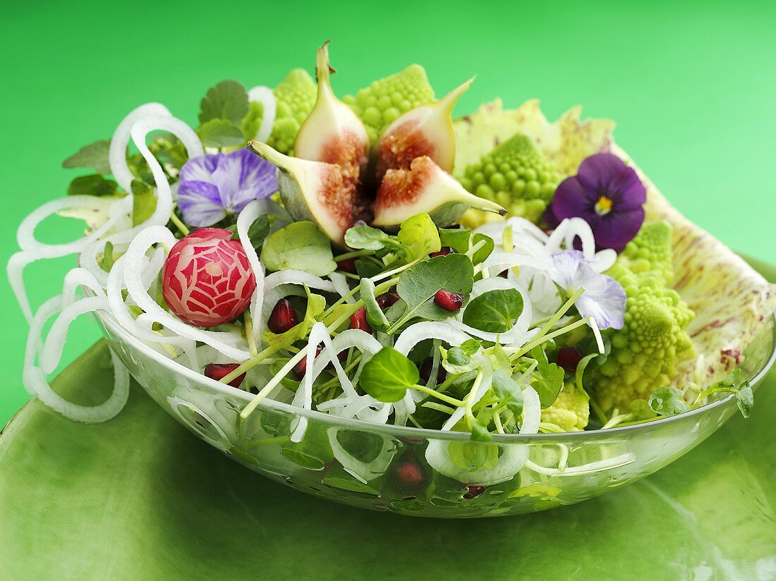Frühlingssalat mit Feigen, Romanesco und Essblüten