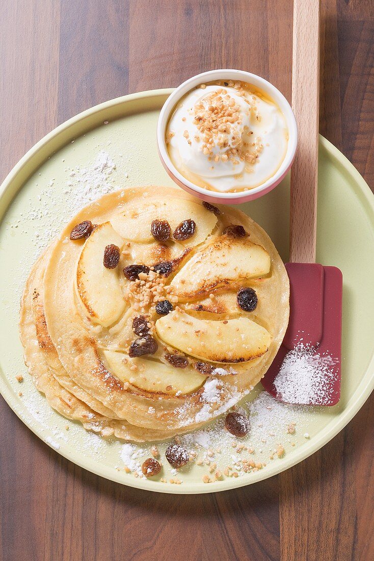 Apfelpfannkuchen mit Krokantjoghurt