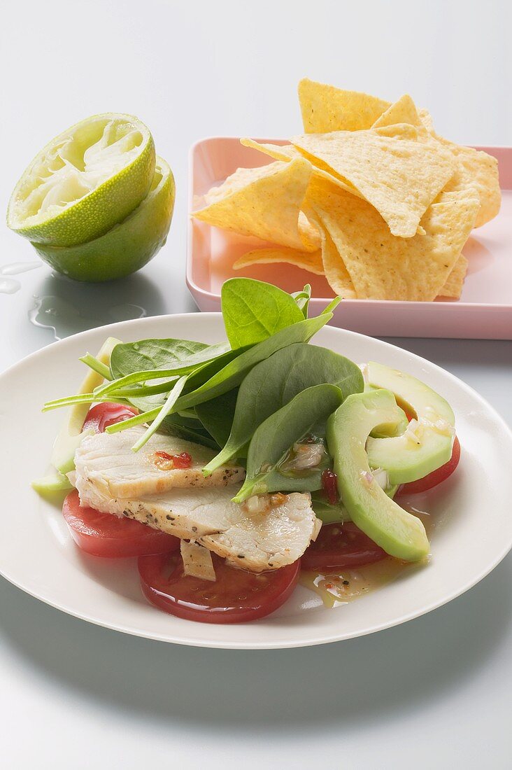 Avocado-Tomaten-Salat mit Hähnchenbrustfilet