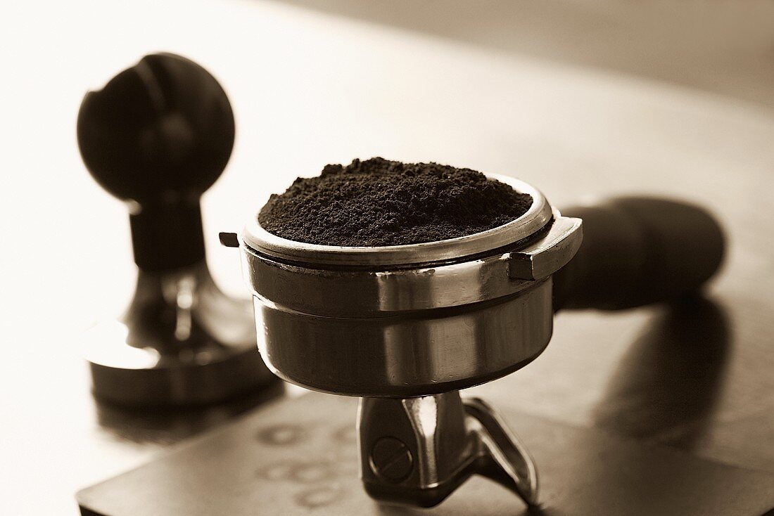 Espressopulver im Siebträger für Espressomaschine