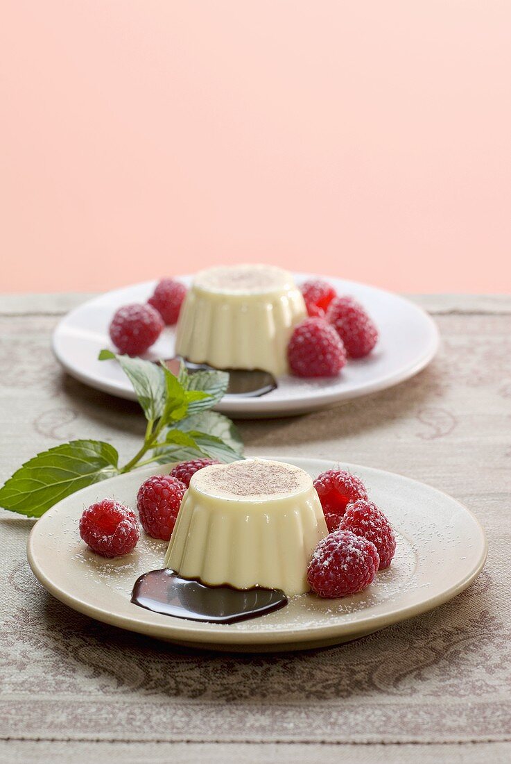 Panna cotta con salsa al caffè (Panna cotta with coffee sauce)